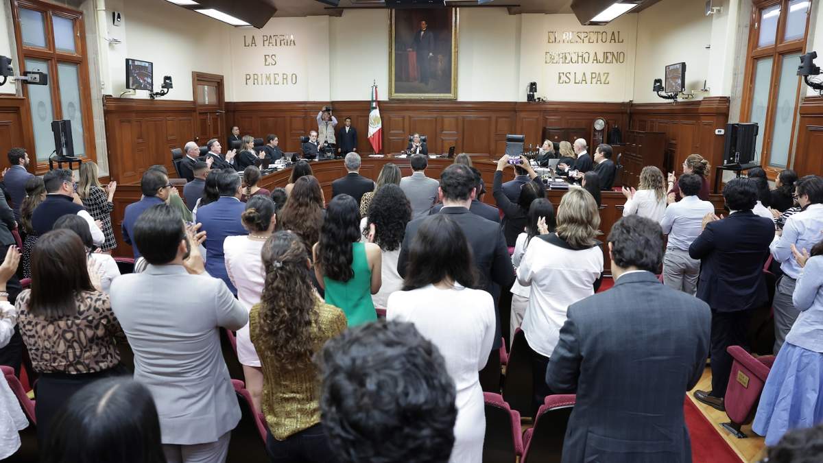 Aplausos al concluir la última sesión de la Corte saliente
