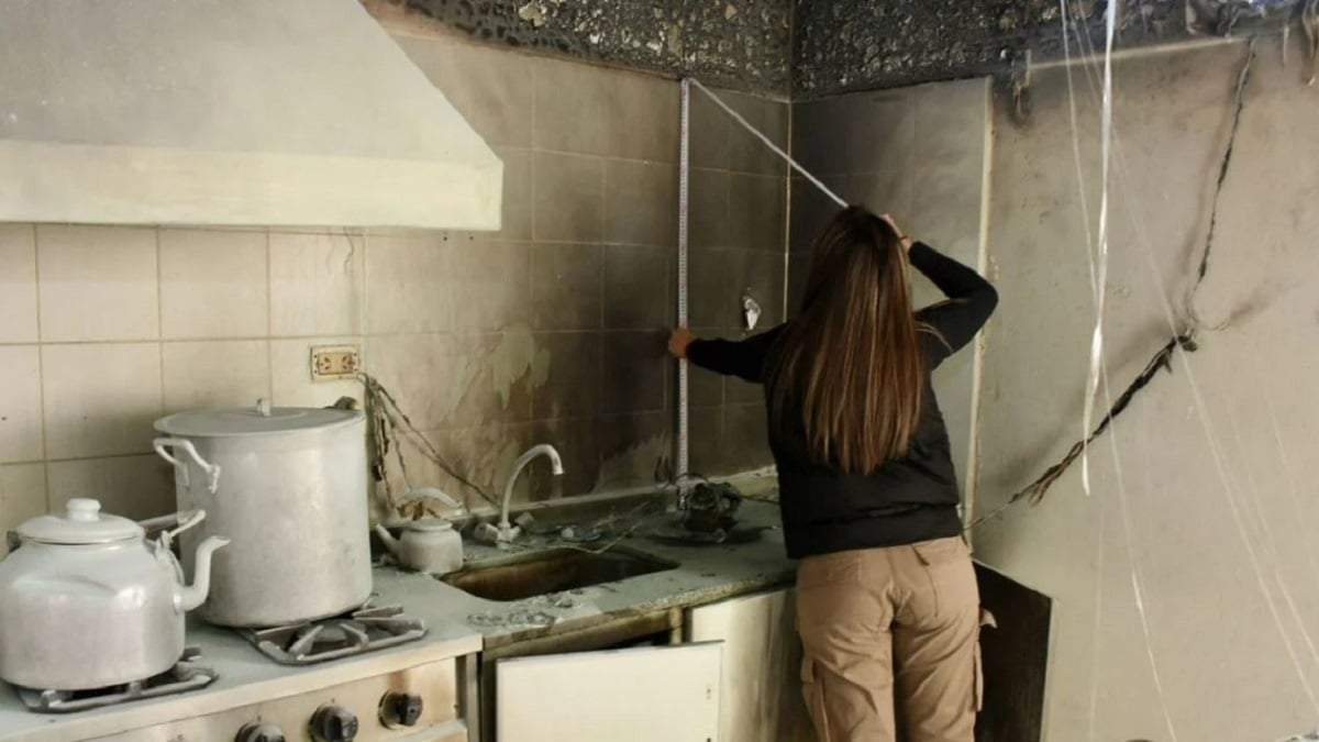 Los técnicos del ministerio de Educación relevaron los daños que causó el principio de incendio. Fuente: (Mejor Informado)