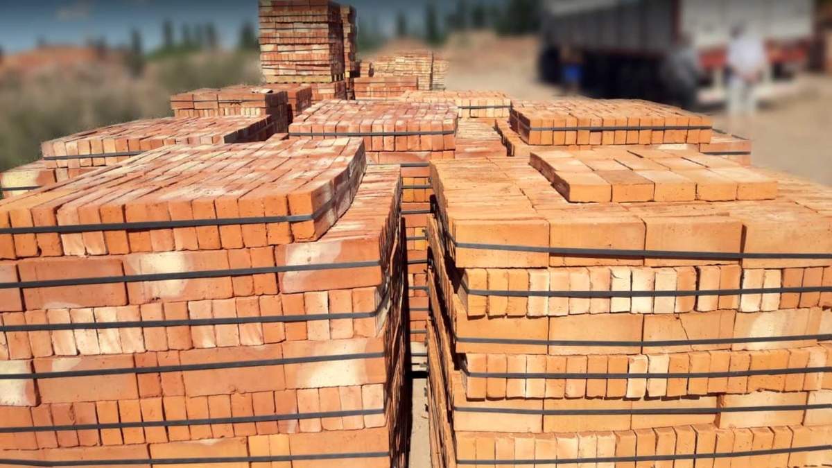 Los hombres tomaron materiales de construcción en una obra. Fuente: (Facebook)