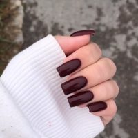 No es rojo ni negro, pero marca tendencia: el color de esmalte para una manicura sofisticada