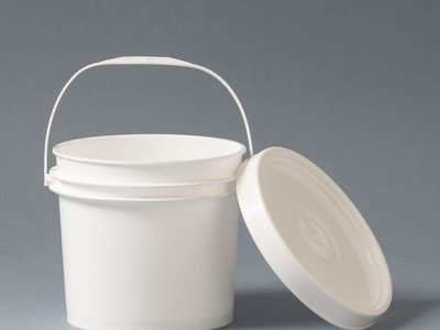 Con tapas de baldes de pintura y algunos caños de pvc, armá este elegante y bonito mueble para tus plantas