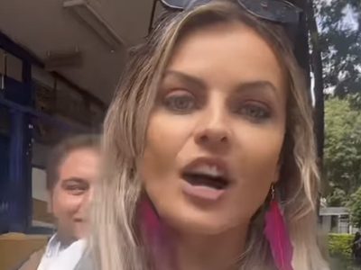 Influencer ultraderechista Gloria Álvarez Cross se presenta en la UNAM entre muestras de rechazo
