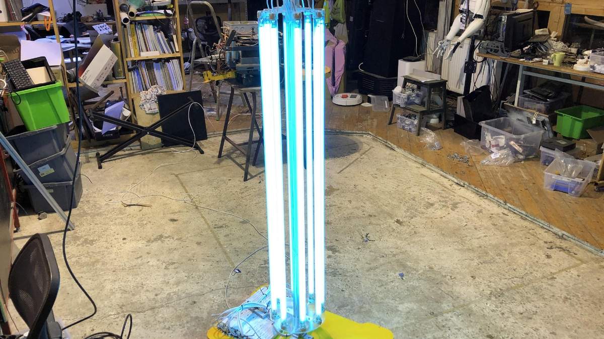 El robot que desinfecta superficies. Fuente: (Twitter)
