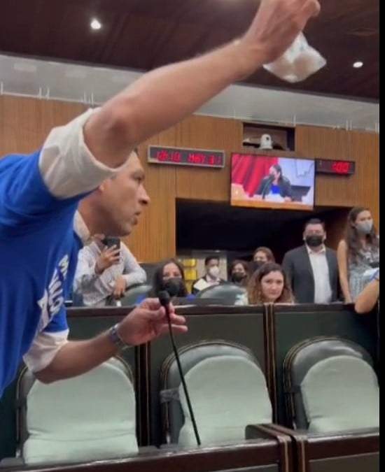 El diputado panista Jesús Gómez le entregó una bolsa con huevos a su ex correligionario Roberto Farías