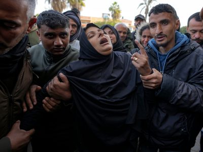 Israel ataca a rebeldes hutíes en la capital de Yemen; jefe de la OMS estaba a ‘metros’ de distancia