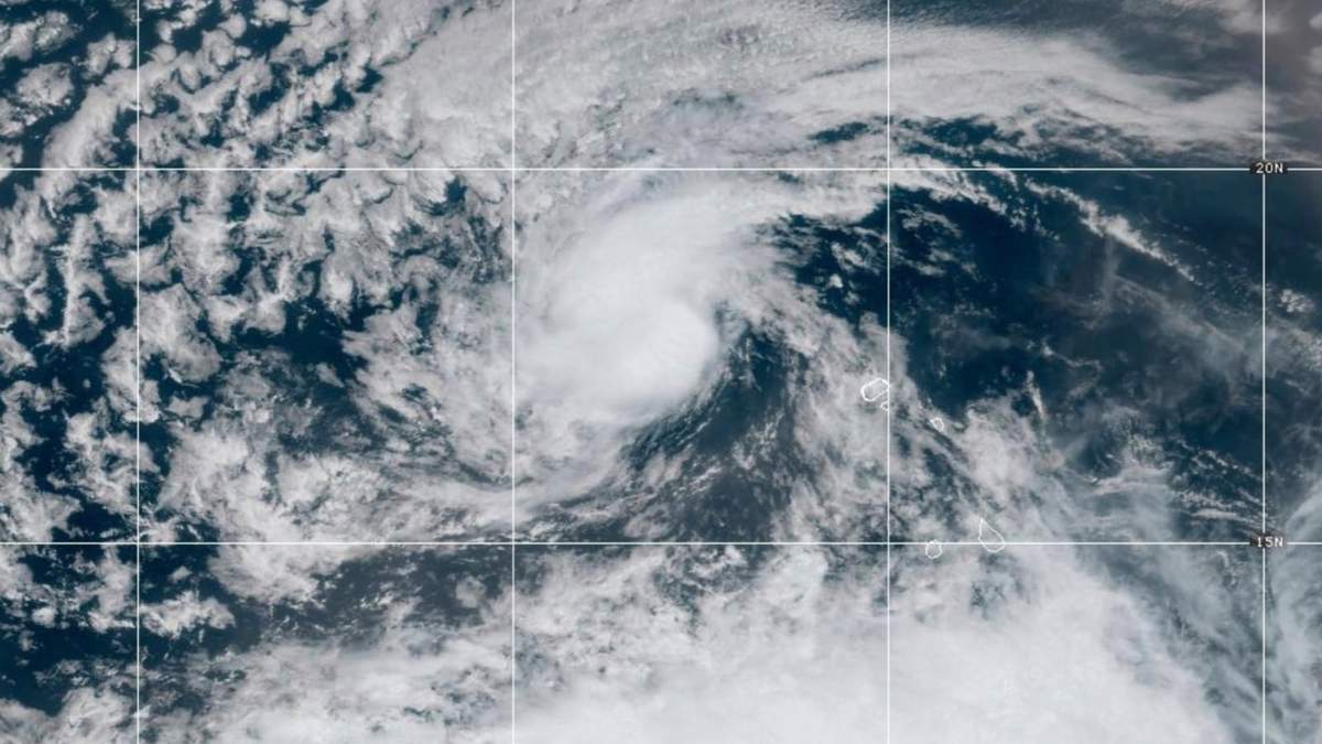 Esta imagen proporcionada por Oficina Nacional de Administración Oceánica y Atmosférica de Estados Unidos (NOAA, por sus siglas en inglés) muestra la tormenta tropical Erin, el lunes 11 de agosto de 2025