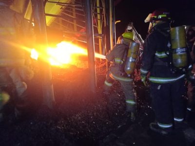 Intenso trabajo para contener un incendio en la Zona Franca de Zapala