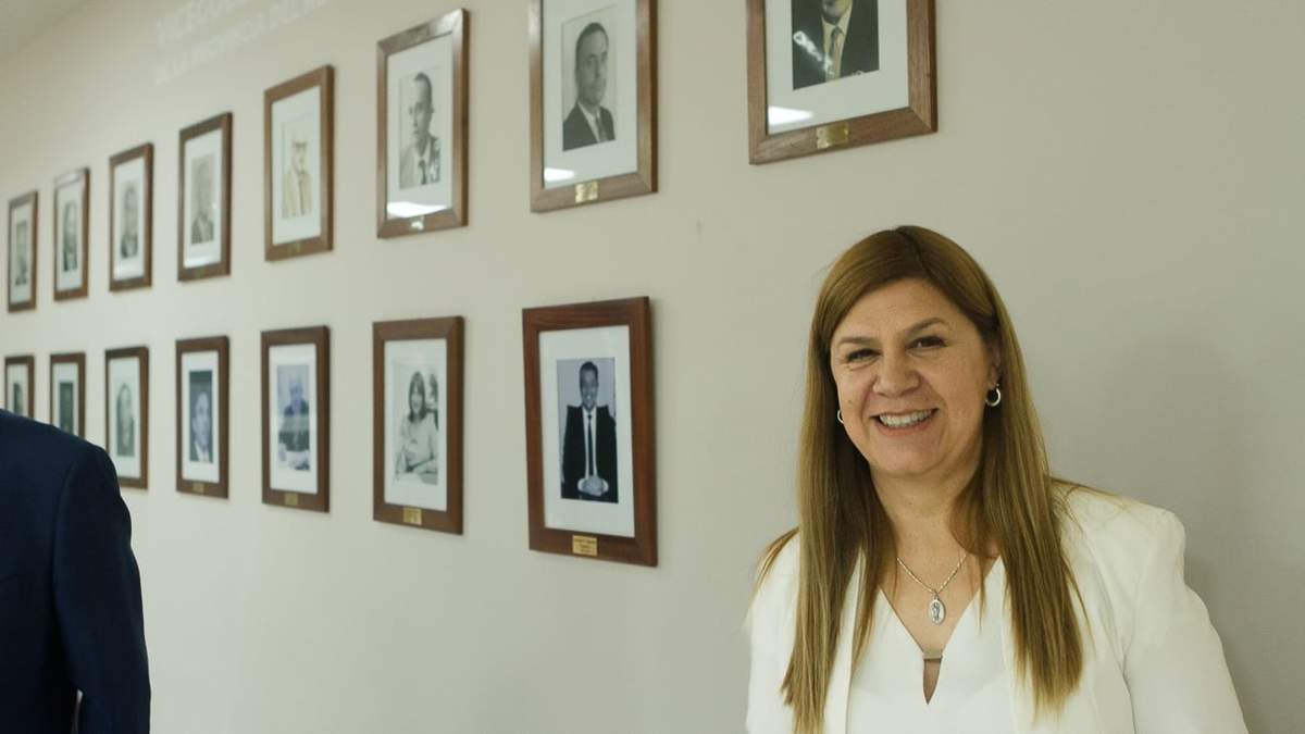Gloria Ruiz posa furente a los cuadros de los vicegobernadores de Neuquén. Fuente: (Emiliano Ortiz)
