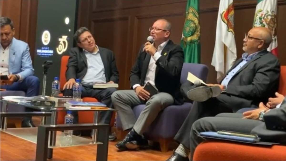 Perredistas con estudiantes de la Universidad Autónoma del Estado de México