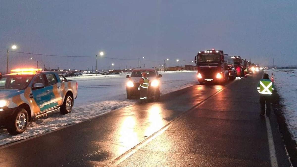 Operadores de la DPV en una de las rutas de Neuquén. Fuente: (Twitter)
