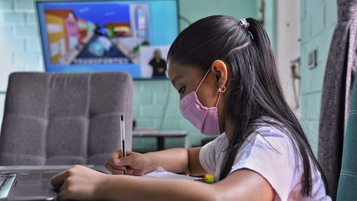 Una niña tomando clases a distancia