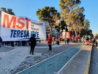 La unidad piquetera de Neuquén marchó en reclamo de alimentos para los comedores populares