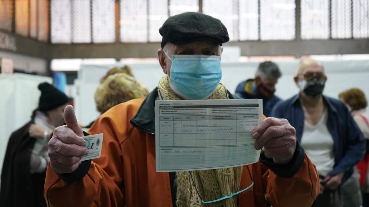 Un neuquino exhibe la constancia de vacunación contra el virus. Fuente: (Twitter)