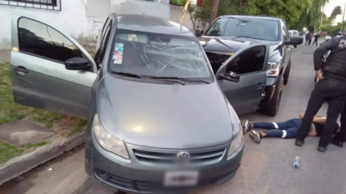 Dos delincuentes fueron detenidos en El Palomar a bordo de un auto robado.