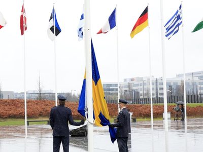 Bandera de Suecia se iza en la sede de la OTAN tras su ingreso en la alianza
