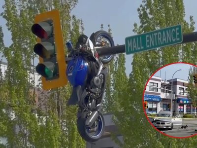 Revelan VIDEO del momento exacto en que una motocicleta se estrella y queda colgando de un semáforo