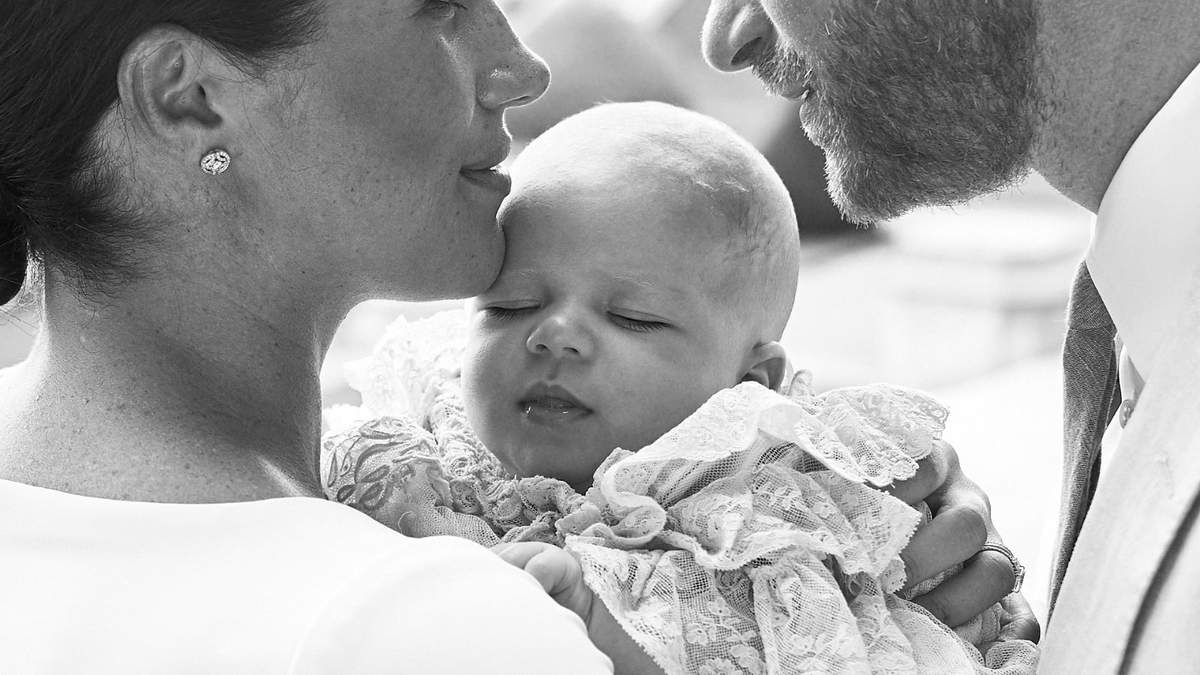 Archie, en brazos de Meghan y Harry. Fuente: (Instagram)