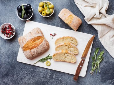 Pan Ciabatta con aceitunas: aprendé a prepararlo re crocante y delicioso para disfrutar recién horneado