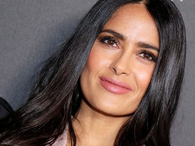 ¿Se puede ser tan...? Salma Hayek impresiona con esta postal. ¡Cuidado!