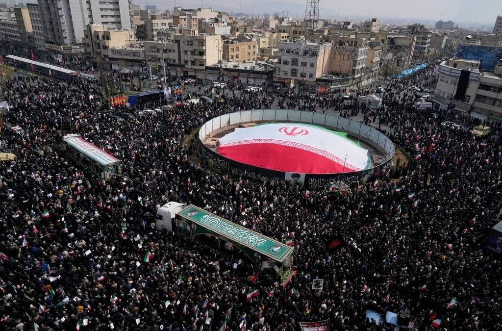 Cientos de personas asisten al funeral de altos cargos iraníes y civiles muertos durante la campaña de Israel y Estados Unidos en Irán, en Teherán