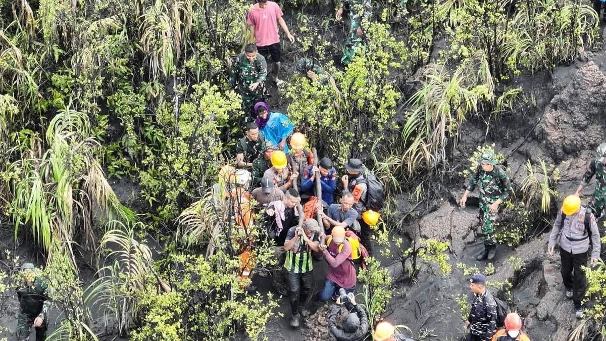 Recuperan cuerpos de tres excursionistas muertos tras erupción de volcán en Indonesia
