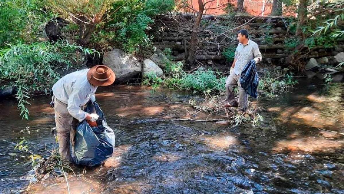 Personal de guardafauna limpia el cauce del arroyo Pocahullo. Fuente: (Realidadsm)