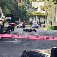 Presunto delincuente muere baleado a bordo de motocicleta en las Lomas de Chapultepec