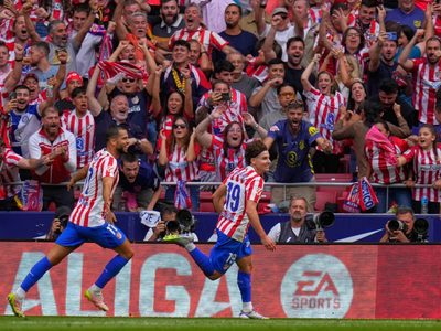 Julián Álvarez anota dos goles y Atlético golea 5-2 al Real Madrid en el derbi madrileño