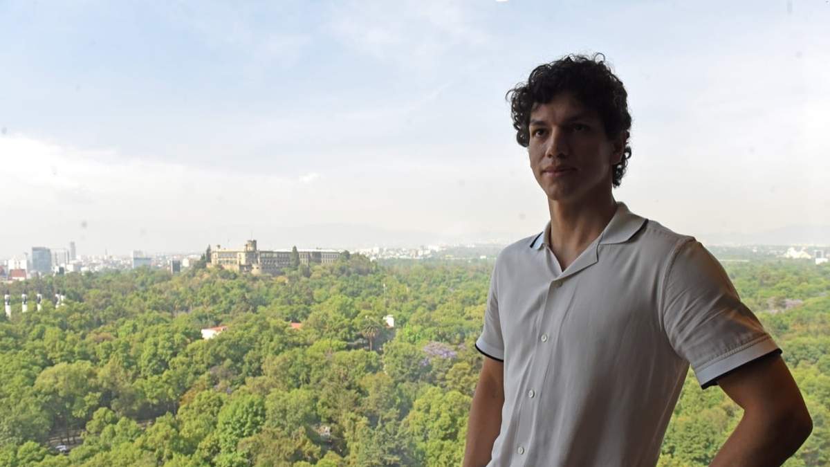 El el mexicano Isaac Hernández con vista al bosque y castillo de Chapultepec
