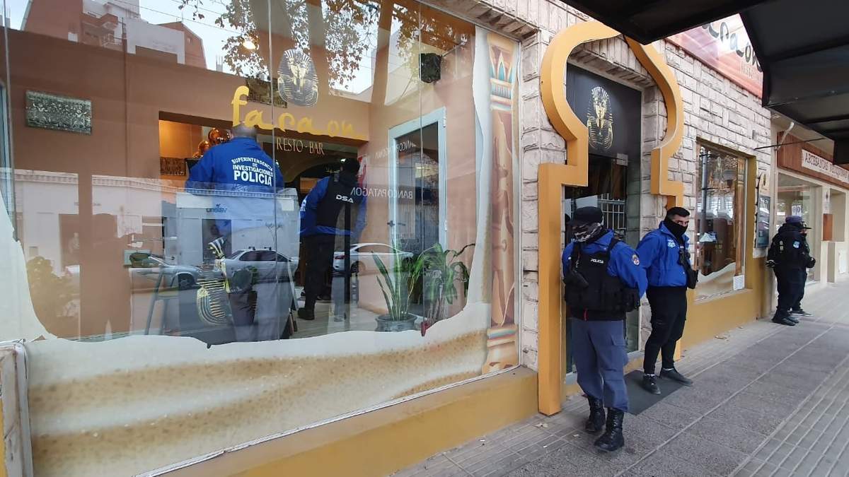Allanamiento en local gastronómico propiedad de Soiza. Fuente: (Javier Manzano - Minuto Neuquén)