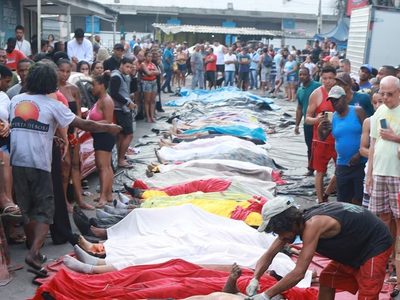 Trasladan más de 50 cuerpos a una plaza tras el mortífero operativo policial