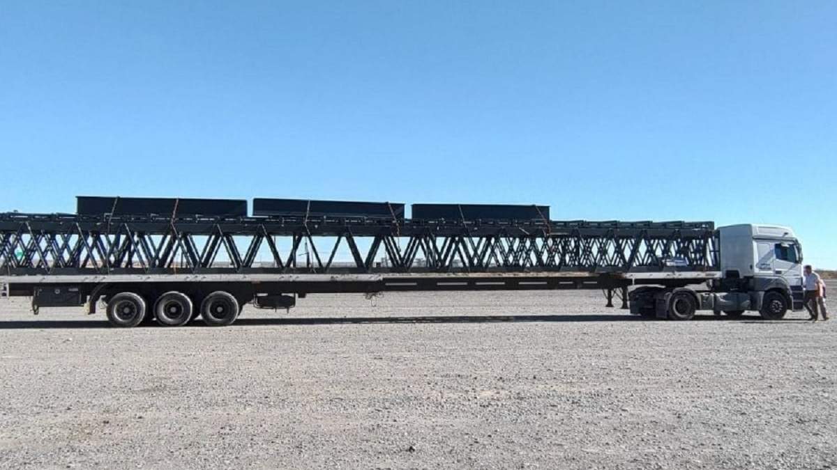 Trasladan las vigas para el puente de Caepe Malal. Fuente: (Neuquén Informa)