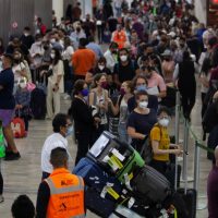 Aeropuerto, autopista y central camionera lucen abarrotados pese a la pandemia