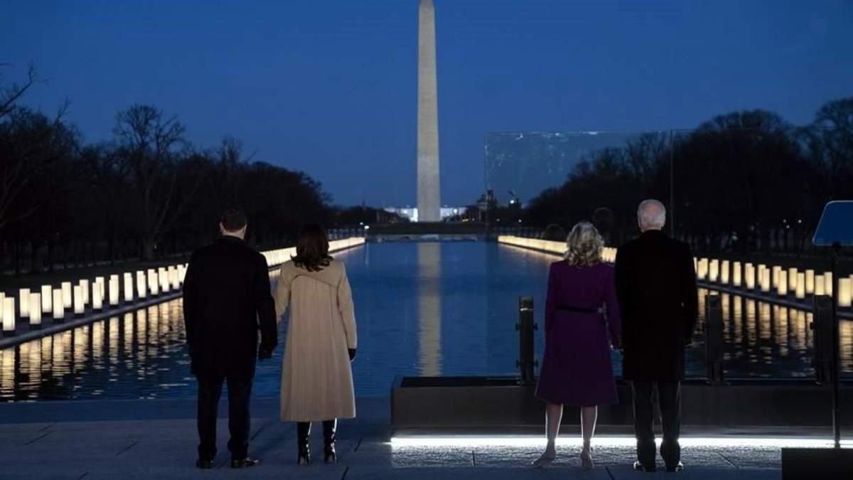 Joe Biden y Kamala Harris rindieron un homenaje junto a sus respectivas parejas