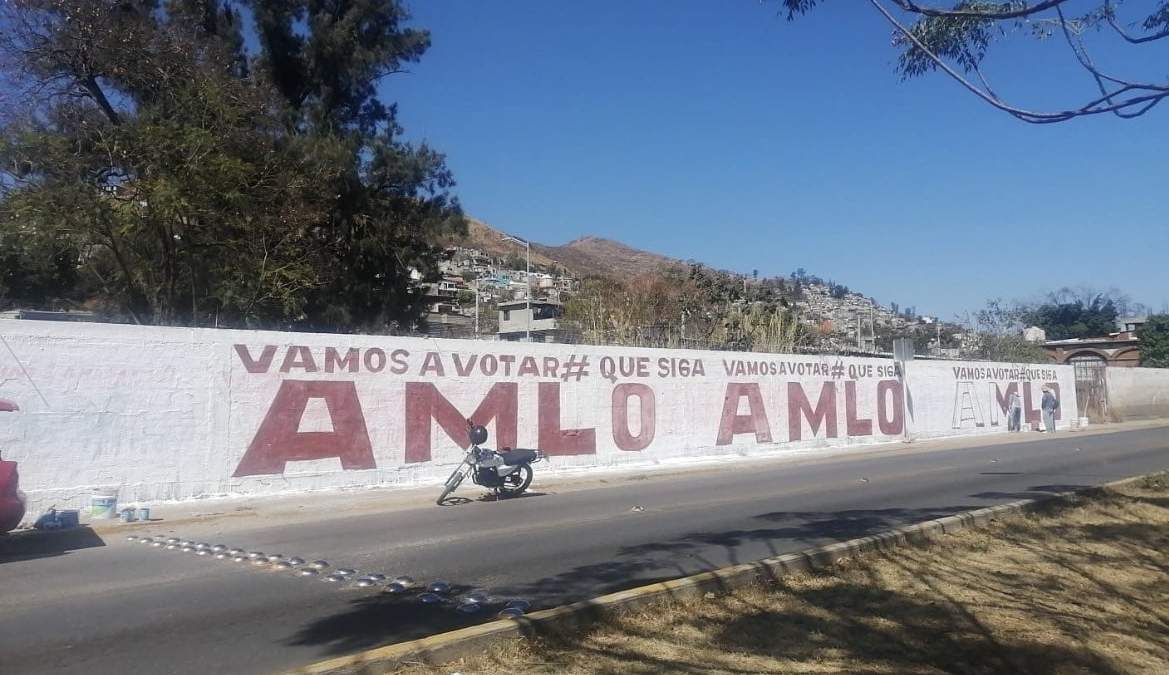 En espectaculares y bardas se pide votar por la continuidad de AMLO