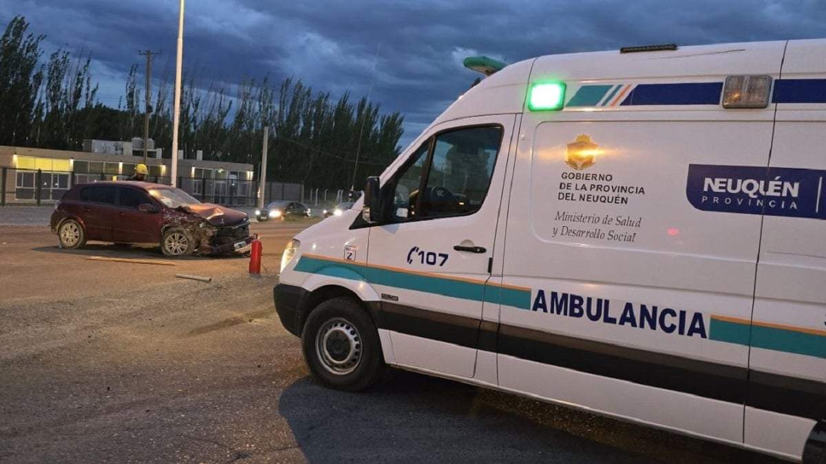 Los heridos fueron trasladados en ambulancia para su atención en el Hospital Natalio Burd. Fuente: (Centenario Digital)
