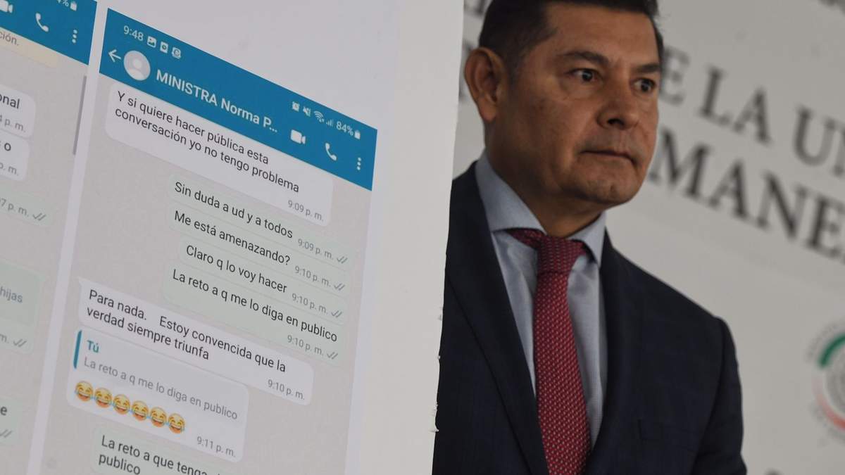 El senador morenista presentó las supuestas conversaciones