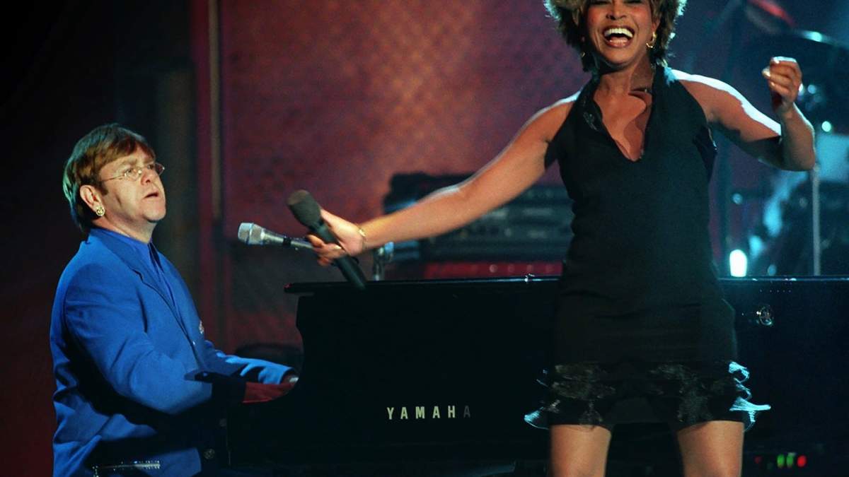 Tina Turner y Elton John cantan a dúo durante la gala VH1 Fashion & Music Awards el domingo 3 de diciembre de 1995 en Nueva York.