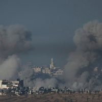 Israel amplía evacuación y lleva su ofensiva al sur de Gaza entre fuertes bombardeos