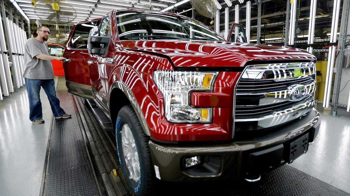 Un trabajador inspecciona una nueva camioneta Ford F-150 en la planta de ensamblaje de Kansas City,