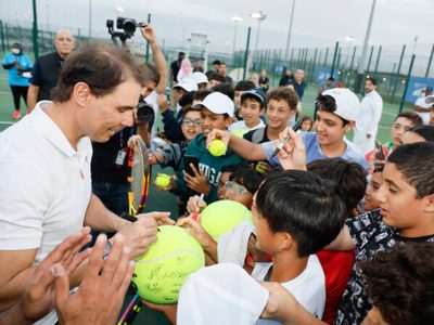 ¿Extraña jugar?: Rafael Nadal estuvo en una clínica de tenis para niños en Jeddah