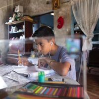 Niño con Asperger vende dibujos para ayudar a su mamá y evitar que se enferme de covid-19