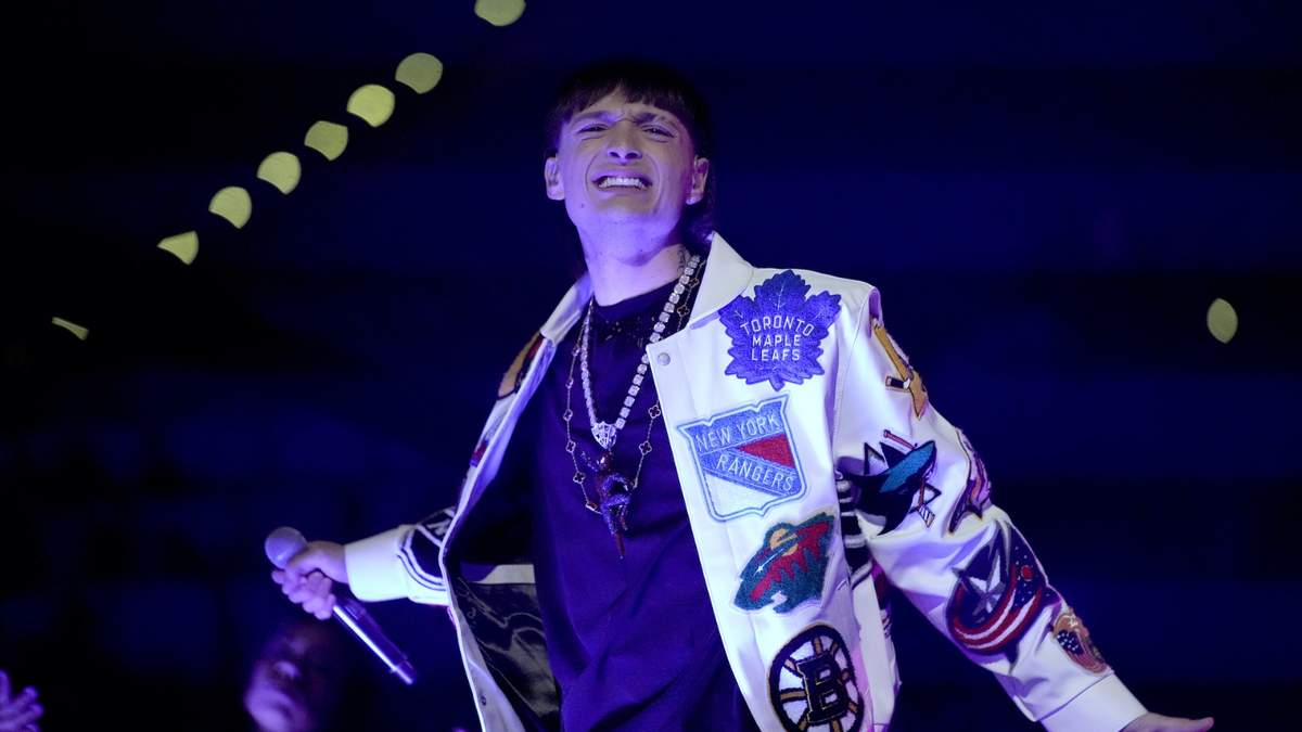 Peso Pluma durante su presentación en los Latin American Music Awards