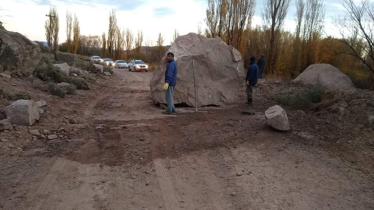 Grandes rocas taparon la única salida a Bajada del Agrio. Fuente: (Facebook)