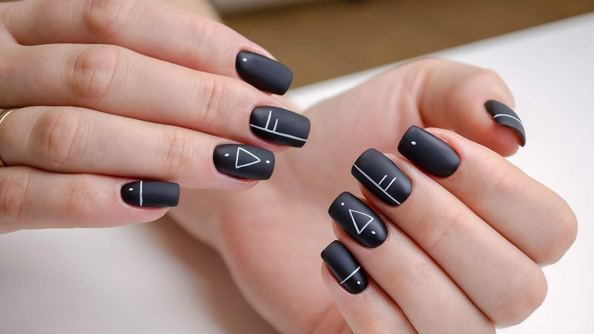 Diseños de Nail Art en negras. Fuente: (X)
