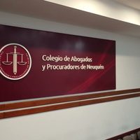 Abogados de Neuquén piden que se suspenda la feria judicial porque el reclamo salarial de los judiciales paralizó la actividad