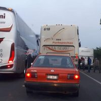 Normalistas secuestran autobuses en aniversario de la desaparición de los 43
