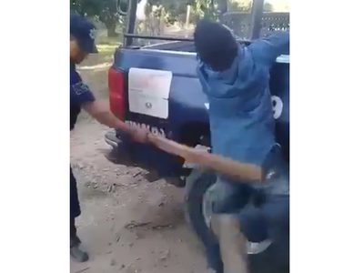 Policías de Escuinapa, Sinaloa, dan de tablazos a un hombre esposado (Video)