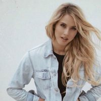 "Como el mar azul": Flor Vigna se lució ante sus fans con un vestido azul de colección
