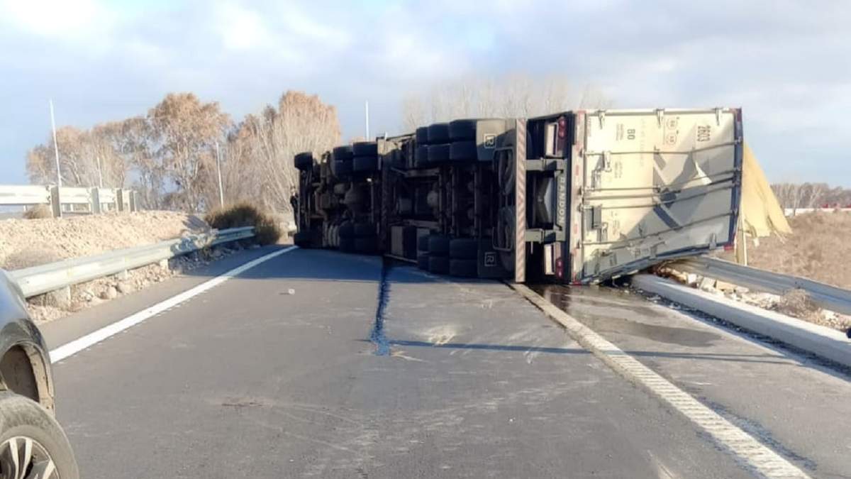 Cortaron el tránsito en ruta 40 y ruta 7 por el vuelco de un camión
